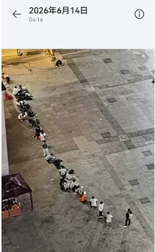 DIY玩偶“新疆小羊”迅速走红,有人凌晨4点排队,还有商家挂出260元的代排队价格 DIY玩偶“新疆小羊”迅速走红,有人凌晨4点排队,还有商家挂出260元的代排队价格