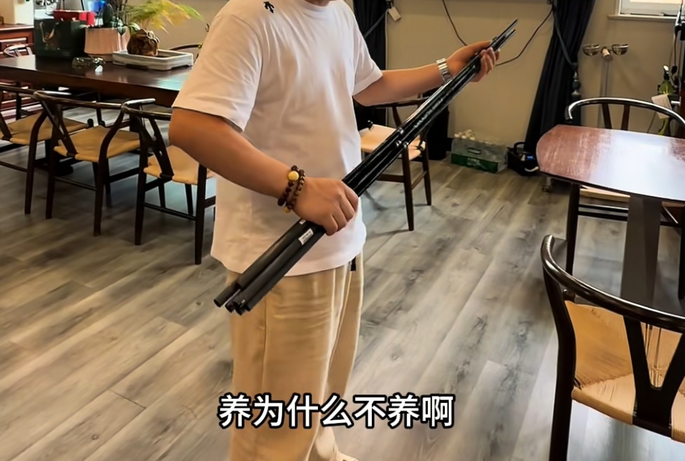 3.5米长鱼缸爆裂致多条名贵观赏鱼死亡 主人好奇鱼肉味道将其送往餐厅加工并招待好友 3.5米长鱼缸爆裂致多条名贵观赏鱼死亡 主人好奇鱼肉味道将其送往餐厅加工并招待好友