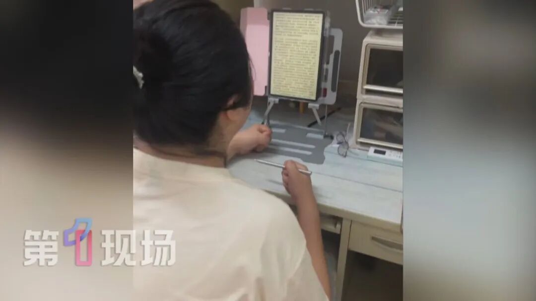 深大硕士患上罕见病,毕业作品爆火!“她带着强行把手指掰直的指套,用力书写着...” 深大硕士患上罕见病,毕业作品爆火!“她带着强行把手指掰直的指套,用力书写着...”