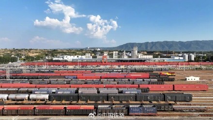 1至5月份国家铁路发送货物16.7亿吨 同比增长1.8% 1至5月份国家铁路发送货物16.7亿吨 同比增长1.8%