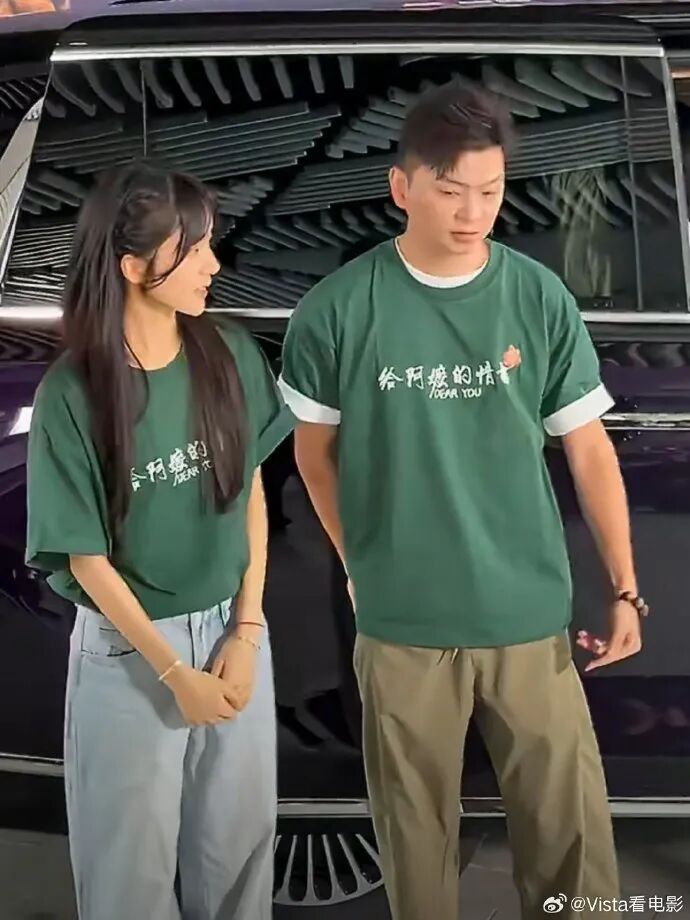《给阿嬷的情书》演员李思潼首次红毯照曝光:T恤搭配牛仔裤和运动鞋;网友:挺好的,反而很特别 《给阿嬷的情书》演员李思潼首次红毯照曝光:T恤搭配牛仔裤和运动鞋;网友:挺好的,反而很特别