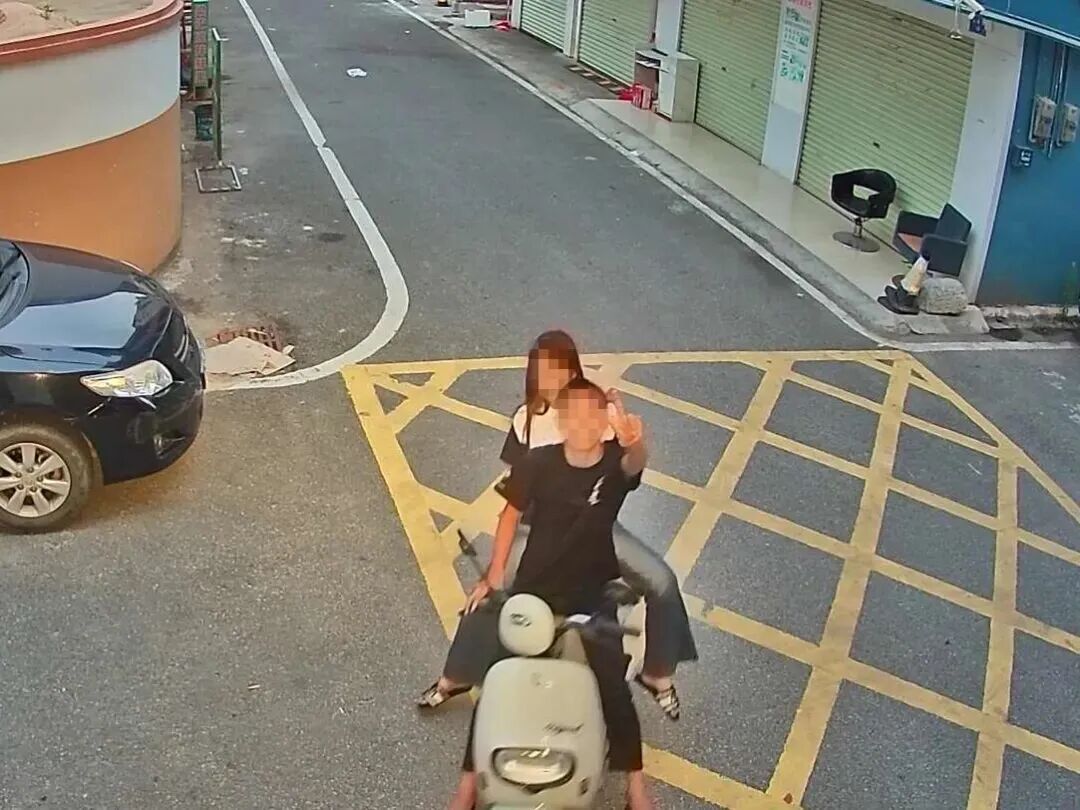 一伙小偷作案后对摄像头比耶“打卡”,警察叔叔:行,抓到你咱俩比个够 一伙小偷作案后对摄像头比耶“打卡”,警察叔叔:行,抓到你咱俩比个够