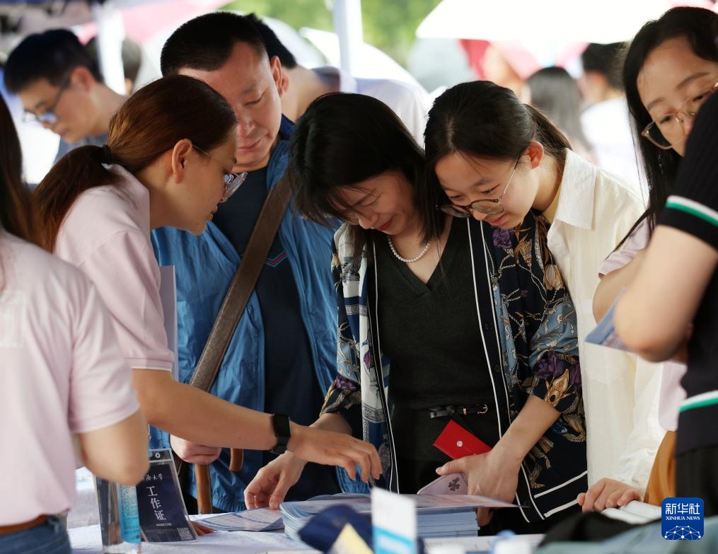 上海举行普通高校招生志愿填报现场咨询会 上海举行普通高校招生志愿填报现场咨询会