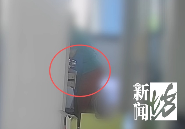 上海男子报警:家里现金不见了!监控显示:男主人身后抽屉被打开 上海男子报警:家里现金不见了!监控显示:男主人身后抽屉被打开
