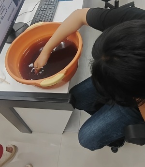 模型课上一个失误,女孩手指被强行“封住”!家长一定要提醒自家娃 模型课上一个失误,女孩手指被强行“封住”!家长一定要提醒自家娃