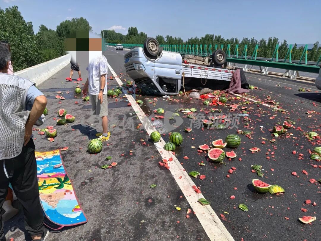 西瓜车高速侧翻,老人受伤,河南小伙儿赴薛之谦演唱会途中停车救人 西瓜车高速侧翻,老人受伤,河南小伙儿赴薛之谦演唱会途中停车救人