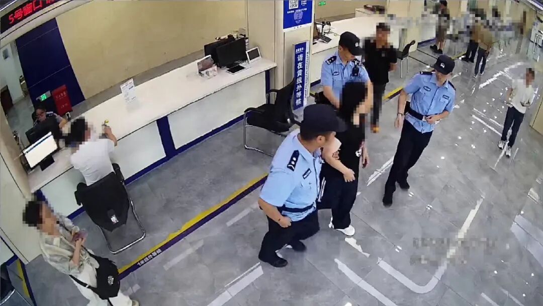 女子到车管所办理业务,系统突然弹出红色预警,工作人员一句“请稍等”稳住嫌疑人 女子到车管所办理业务,系统突然弹出红色预警,工作人员一句“请稍等”稳住嫌疑人
