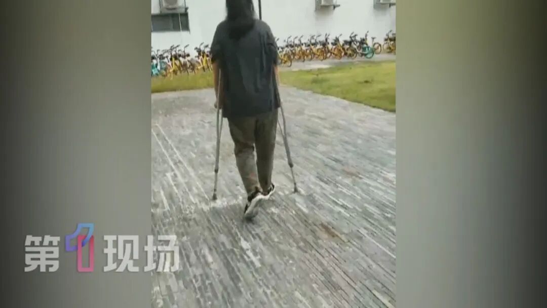 深大硕士患上罕见病,毕业作品爆火!“她带着强行把手指掰直的指套,用力书写着...” 深大硕士患上罕见病,毕业作品爆火!“她带着强行把手指掰直的指套,用力书写着...”