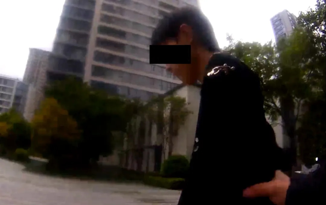 可盐可甜的“女友小雪”(男,20岁),被抓获 可盐可甜的“女友小雪”(男,20岁),被抓获
