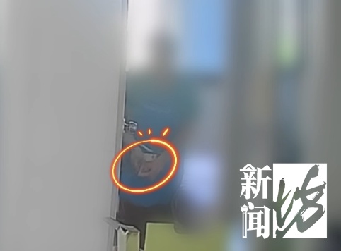 上海男子报警:家里现金不见了!监控显示:男主人身后抽屉被打开 上海男子报警:家里现金不见了!监控显示:男主人身后抽屉被打开