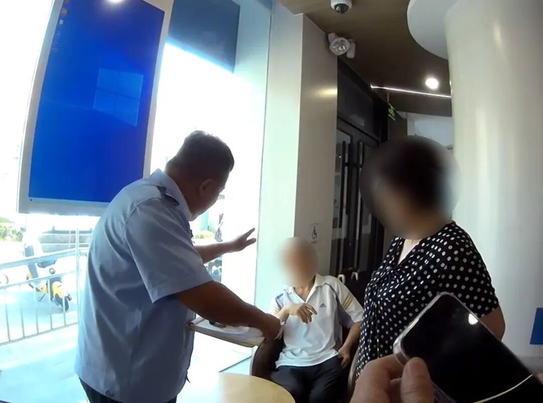 百万存款险被骗!民警及时劝阻保住老人养老钱 百万存款险被骗!民警及时劝阻保住老人养老钱