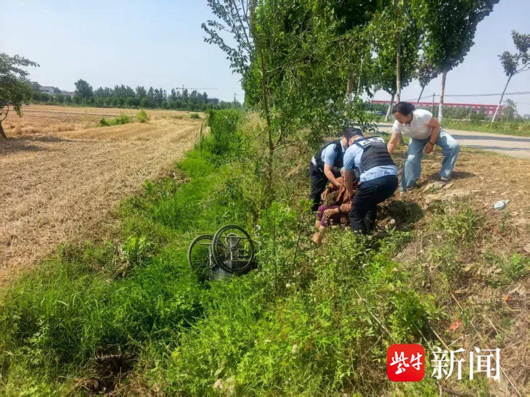 老人不慎跌入沟中,幸好他们来了…… 老人不慎跌入沟中,幸好他们来了……
