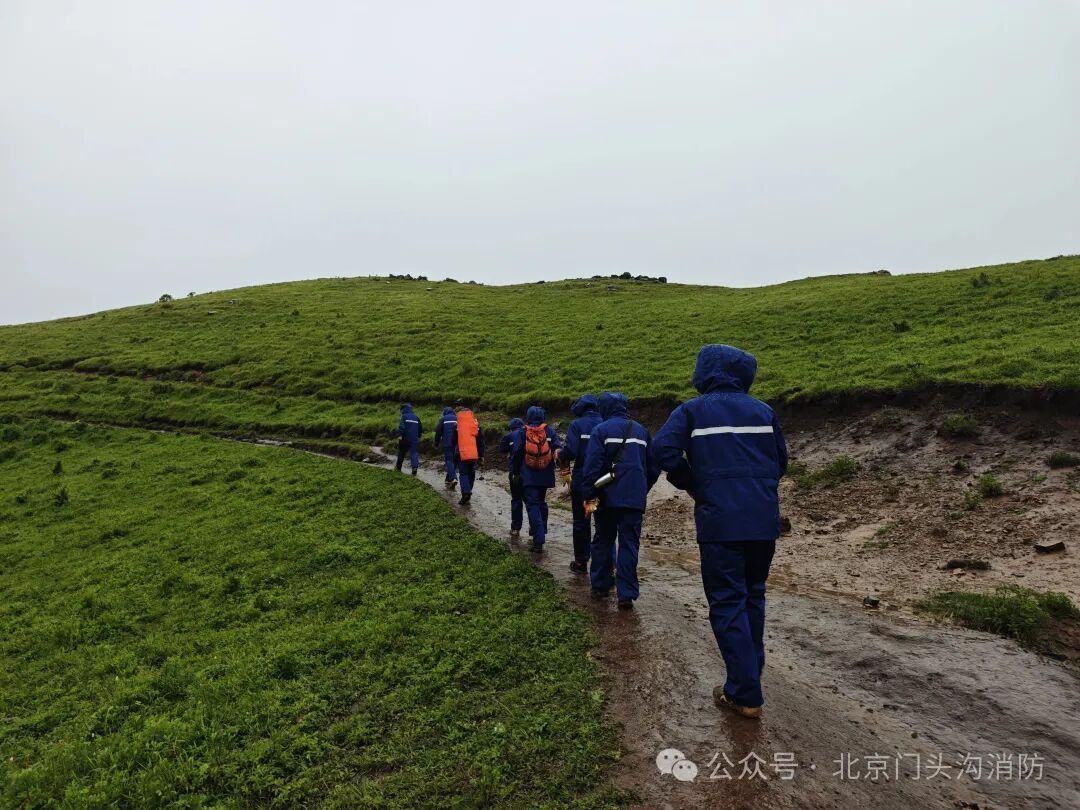 三重预警生效仍闯野山!北京一女子受伤被困,10名消防员冒雨轮番背人下山 三重预警生效仍闯野山!北京一女子受伤被困,10名消防员冒雨轮番背人下山