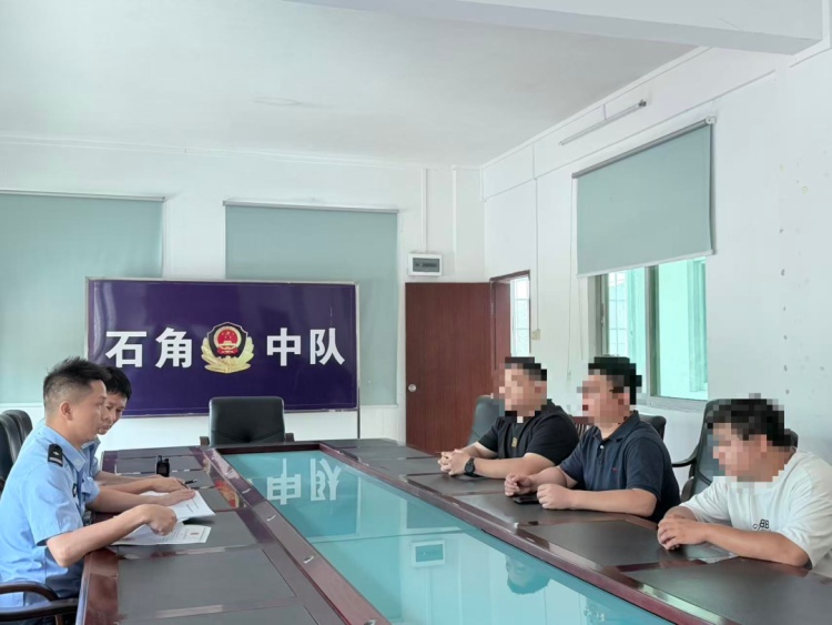 街头惊现“杂技三轮车”?7人“叠罗汉”胆战心惊! 街头惊现“杂技三轮车”?7人“叠罗汉”胆战心惊!