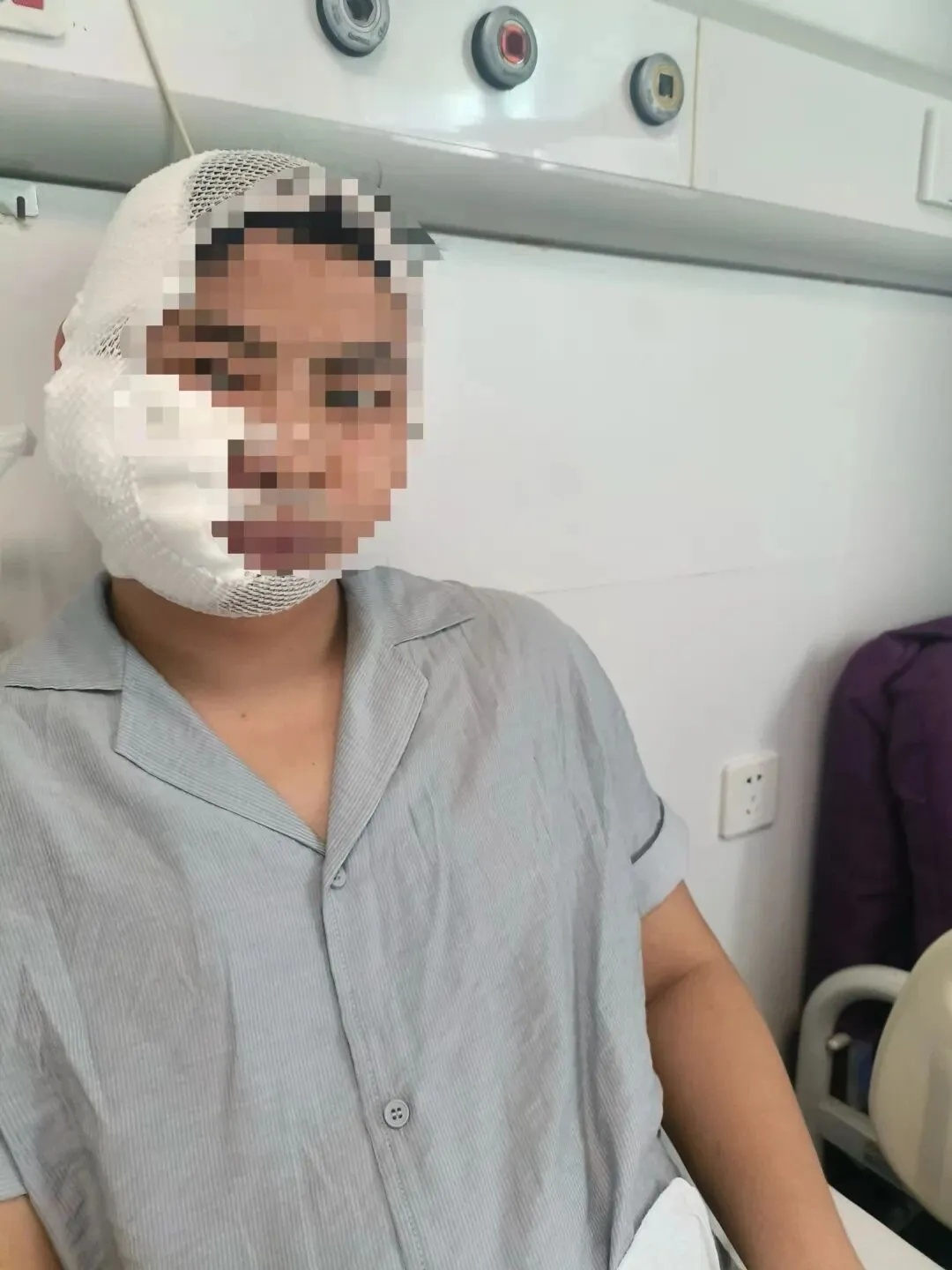 男子在海洋馆体验潜水,遭鲨鱼撕咬…… 男子在海洋馆体验潜水,遭鲨鱼撕咬……