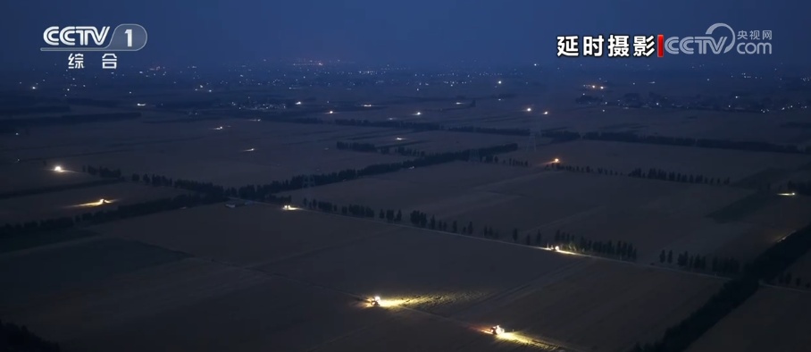 智慧农机护航“三夏”生产 开放公共区域方便群众晒粮保障粮食及时归仓 智慧农机护航“三夏”生产 开放公共区域方便群众晒粮保障粮食及时归仓