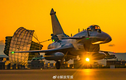 霞光下的空军战机，看不够！