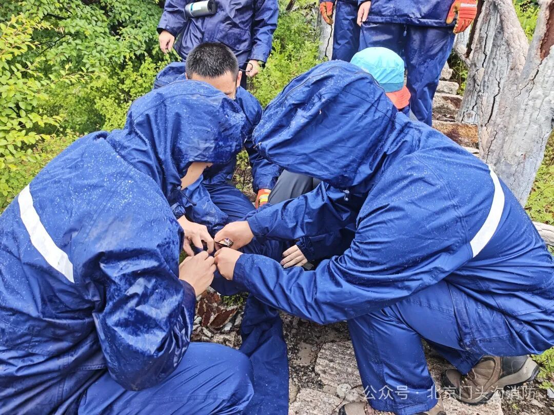 三重预警生效仍闯野山!北京一女子受伤被困,10名消防员冒雨轮番背人下山 三重预警生效仍闯野山!北京一女子受伤被困,10名消防员冒雨轮番背人下山