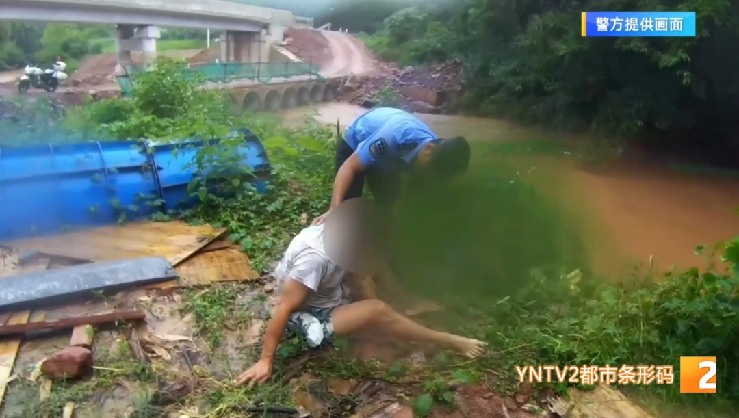 险象环生!下雨天,男子垂钓不慎滑入湍急河流,危急时刻,一名民警、辅警正好路过…… 险象环生!下雨天,男子垂钓不慎滑入湍急河流,危急时刻,一名民警、辅警正好路过……
