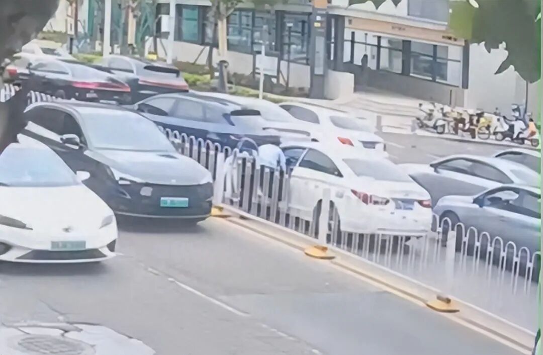 驾驶员开车途中昏迷,交警和路人联手快速施救 驾驶员开车途中昏迷,交警和路人联手快速施救