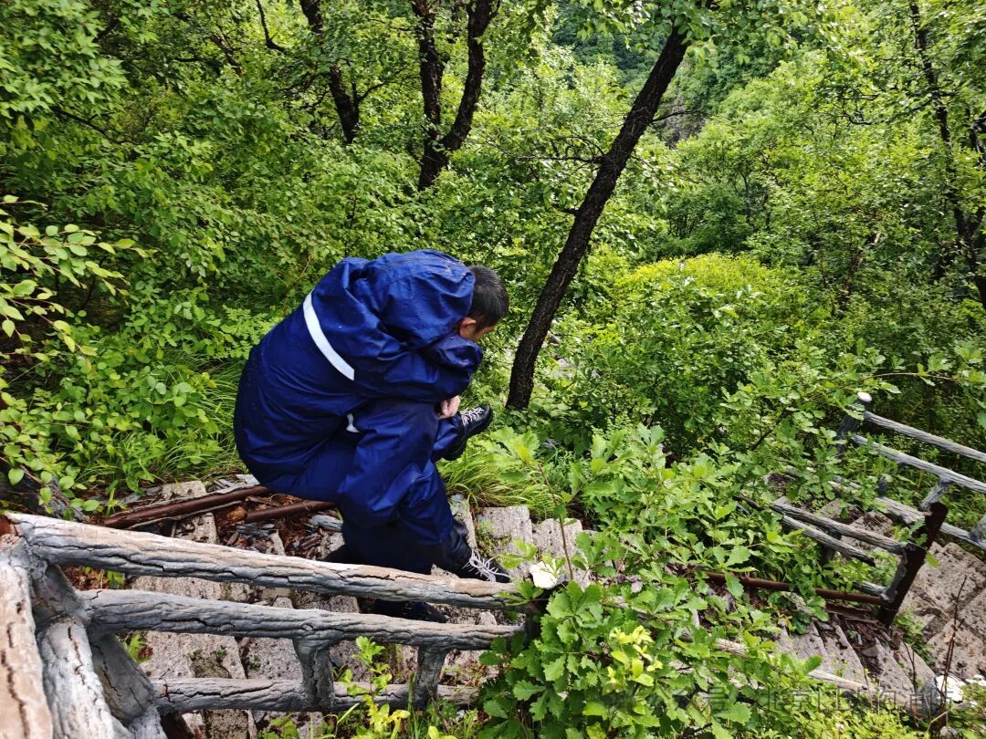 三重预警生效仍闯野山!北京一女子受伤被困,10名消防员冒雨轮番背人下山 三重预警生效仍闯野山!北京一女子受伤被困,10名消防员冒雨轮番背人下山