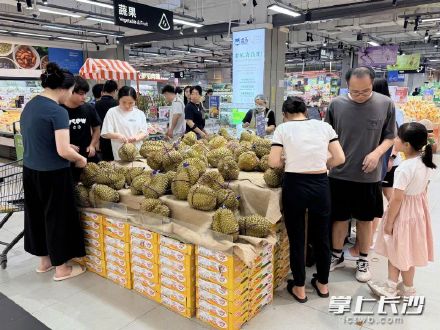 长沙榴莲单价低至每斤19.9元 有门店晚高峰前卖出一百余斤 长沙榴莲单价低至每斤19.9元 有门店晚高峰前卖出一百余斤