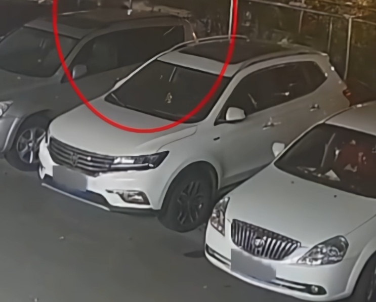 上海一小区内,车辆后备箱30万现金消失!车主:“可能是感应到我5楼的蓝牙钥匙了” 上海一小区内,车辆后备箱30万现金消失!车主:“可能是感应到我5楼的蓝牙钥匙了”