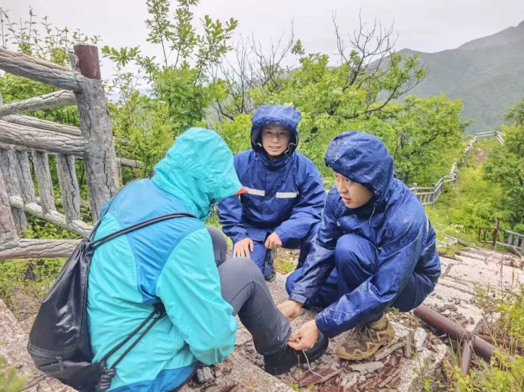 三预警下独闯险峰:女子受伤被困,北京门头沟消防雨夜背负救援 三预警下独闯险峰:女子受伤被困,北京门头沟消防雨夜背负救援