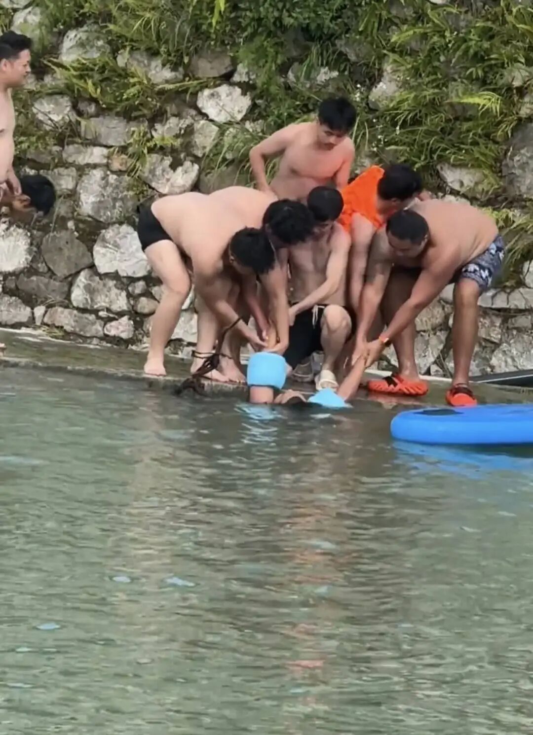 贵州两男子被河中泄洪口吸住,一人被拉起一人被吸进暗道,当地回应:两人都已安全获救 贵州两男子被河中泄洪口吸住,一人被拉起一人被吸进暗道,当地回应:两人都已安全获救