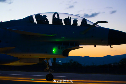霞光下的空军战机，看不够！