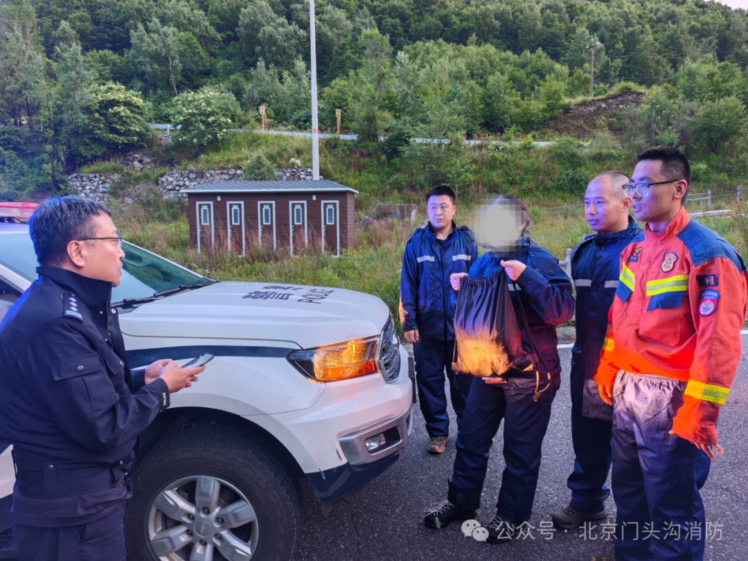 三重预警生效仍闯野山!北京一女子受伤被困,10名消防员冒雨轮番背人下山 三重预警生效仍闯野山!北京一女子受伤被困,10名消防员冒雨轮番背人下山