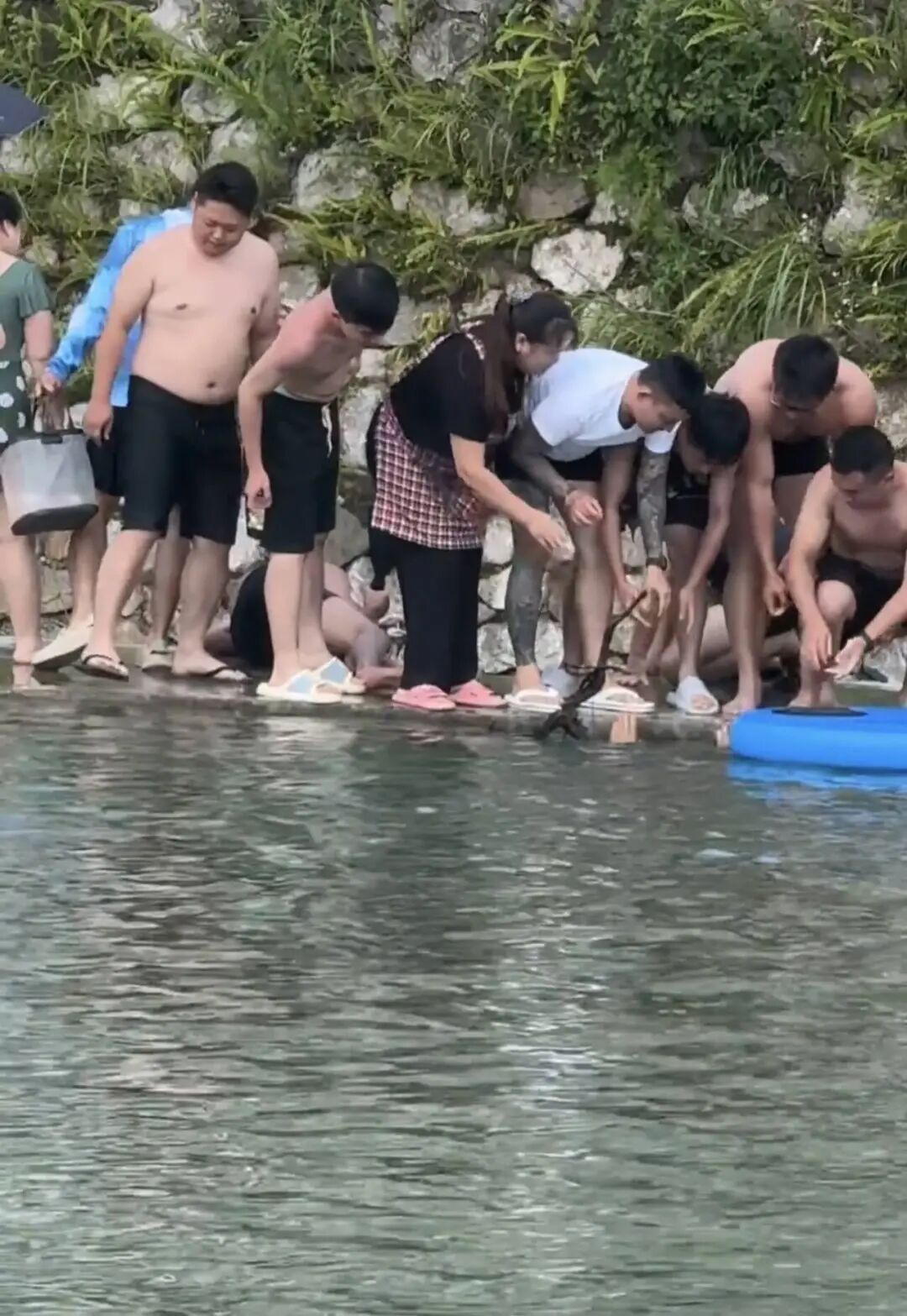 贵州两男子被河中泄洪口吸住,一人被拉起一人被吸进暗道,当地回应:两人都已安全获救 贵州两男子被河中泄洪口吸住,一人被拉起一人被吸进暗道,当地回应:两人都已安全获救
