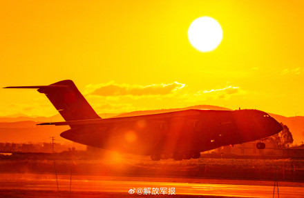 霞光下的空军战机，看不够！