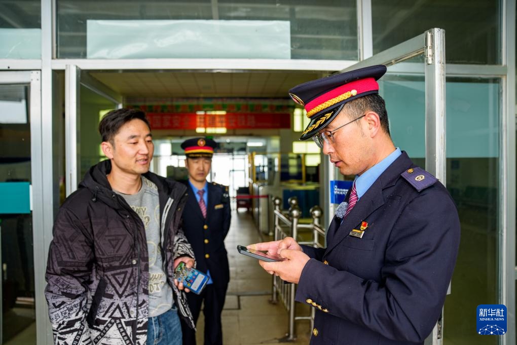 一名高原铁路人的“天路”守望 一名高原铁路人的“天路”守望
