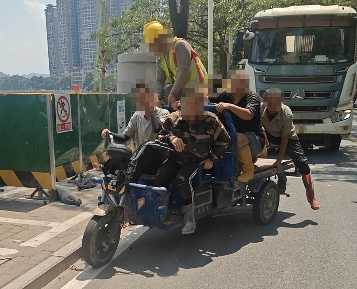 街头惊现“杂技三轮车”?7人“叠罗汉”胆战心惊! 街头惊现“杂技三轮车”?7人“叠罗汉”胆战心惊!
