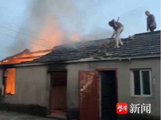 邻家失火困住八旬老人家,六旬、七旬两老人赤脚上屋勇救人 邻家失火困住八旬老人家,六旬、七旬两老人赤脚上屋勇救人