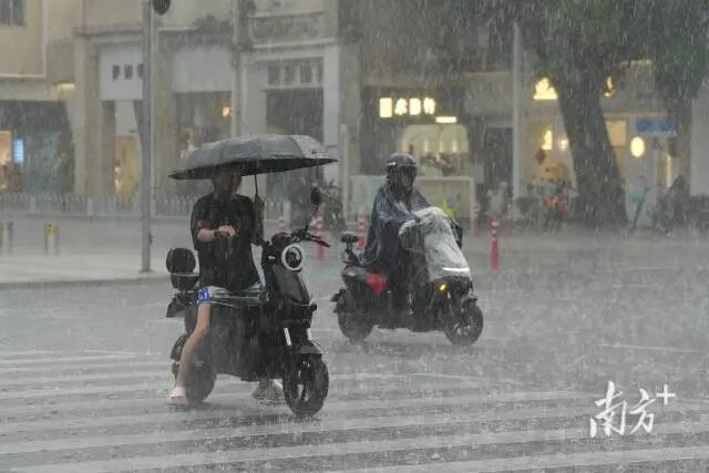 特大暴雨、10级大风!未来三日广东有强对流天气,雨势何时减弱? 特大暴雨、10级大风!未来三日广东有强对流天气,雨势何时减弱?