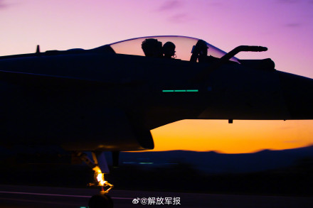 霞光下的空军战机，看不够！