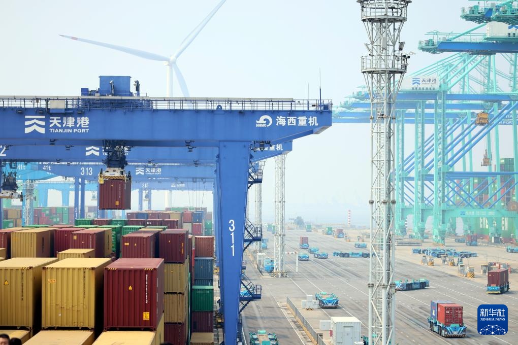 活力中国调研行丨走进天津港“智慧零碳”码头 活力中国调研行丨走进天津港“智慧零碳”码头