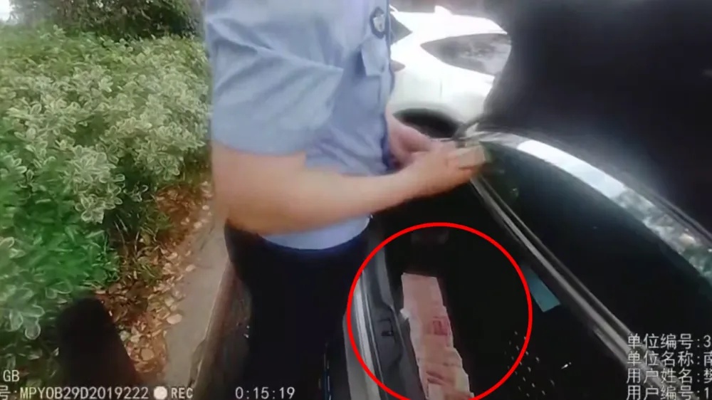 监控死角，无目击者！车中4万多元现金被盗，民警靠一道反光把案子破了！