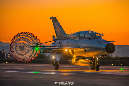 霞光下的空军战机，看不够！