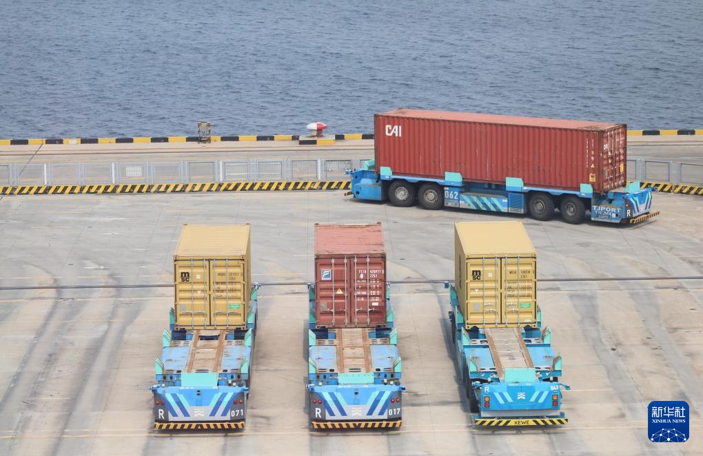 活力中国调研行丨走进天津港“智慧零碳”码头 活力中国调研行丨走进天津港“智慧零碳”码头