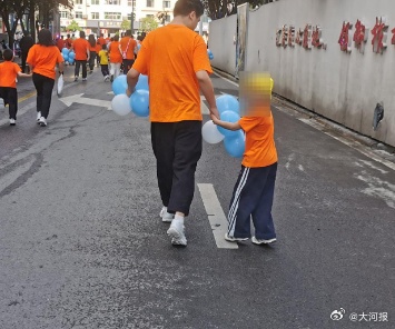 36岁父亲参加幼儿园“亲子迷你马拉松”活动时猝死!当地公安、教体等部门已展开调查 36岁父亲参加幼儿园“亲子迷你马拉松”活动时猝死!当地公安、教体等部门已展开调查