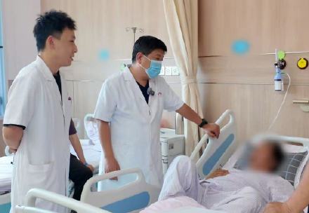 西安一七旬老汉口腔喷血,手术时肺里发现一个辣子 西安一七旬老汉口腔喷血,手术时肺里发现一个辣子