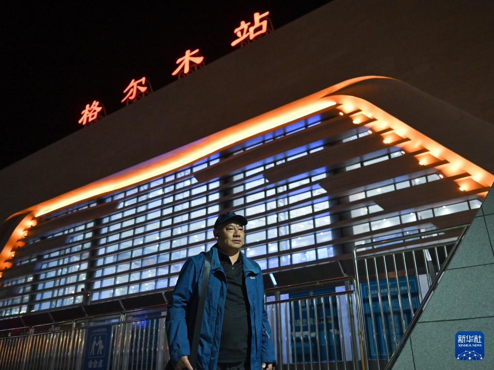 铁轨载乡愁 天路兴牧家 铁轨载乡愁 天路兴牧家