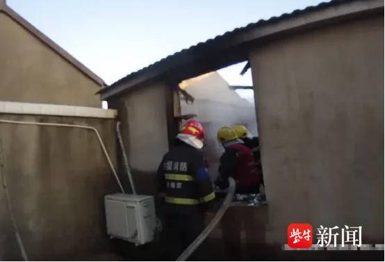 邻家失火困住八旬老人家,六旬、七旬两老人赤脚上屋勇救人 邻家失火困住八旬老人家,六旬、七旬两老人赤脚上屋勇救人
