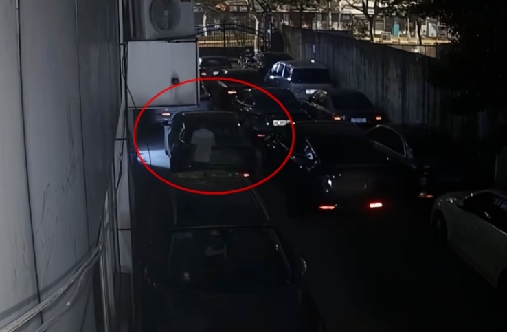 上海一特斯拉内30万现金消失!女车主:可能是感应到我5楼的蓝牙钥匙了…… 上海一特斯拉内30万现金消失!女车主:可能是感应到我5楼的蓝牙钥匙了……