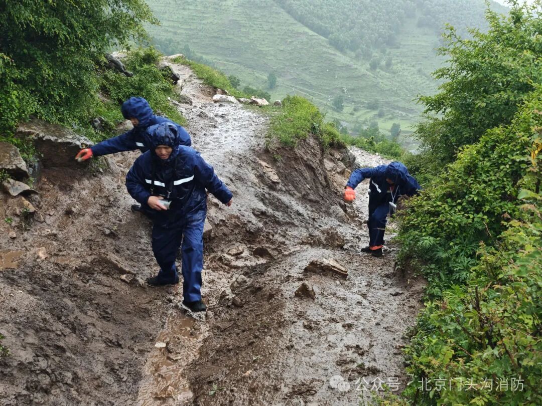 三重预警生效仍闯野山!北京一女子受伤被困,10名消防员冒雨轮番背人下山 三重预警生效仍闯野山!北京一女子受伤被困,10名消防员冒雨轮番背人下山