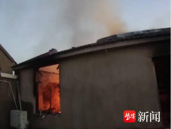 邻家失火困住八旬老人家,六旬、七旬两老人赤脚上屋勇救人 邻家失火困住八旬老人家,六旬、七旬两老人赤脚上屋勇救人