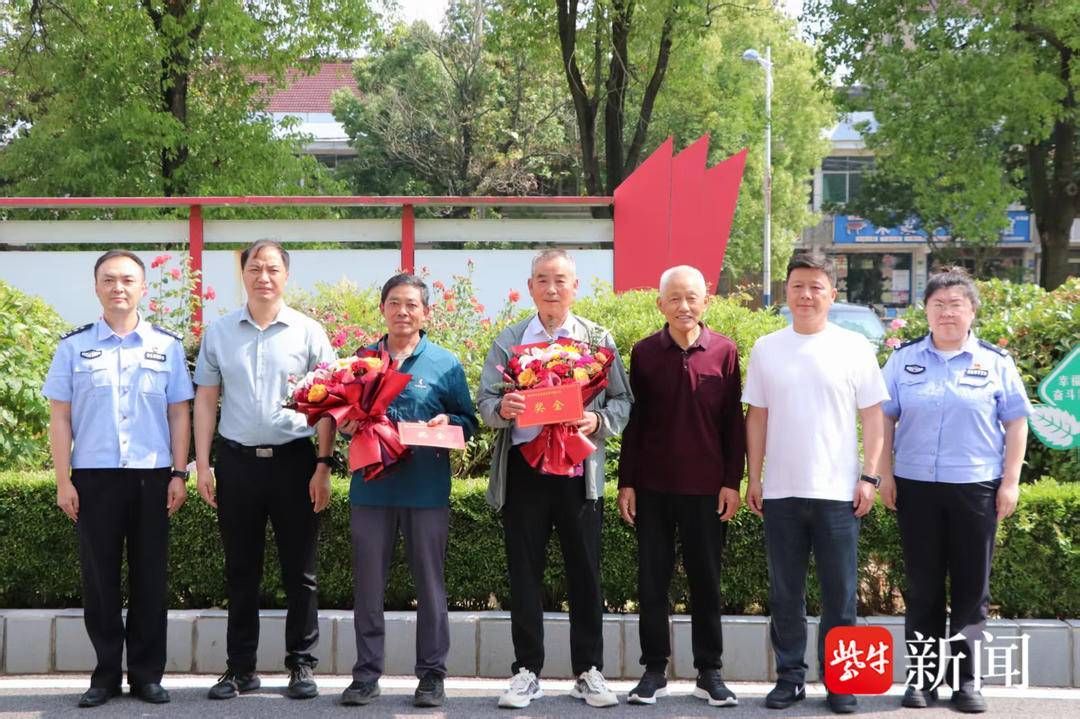 邻家失火困住八旬老人家,六旬、七旬两老人赤脚上屋勇救人 邻家失火困住八旬老人家,六旬、七旬两老人赤脚上屋勇救人